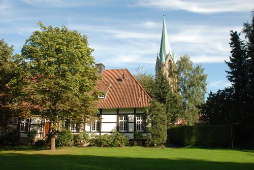 Ansicht des Schwesterngartens mit Kirchturm in Harsewinkel