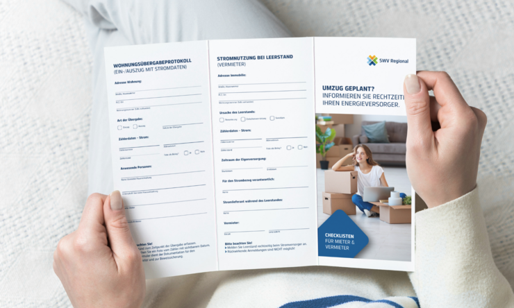 Hände halten den Flyer